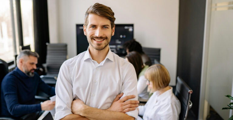 Empreendedor sorridente em ambiente corporativo, representando o sucesso na abertura de uma empresa em 2025.