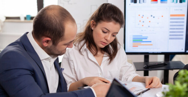 Profissionais analisando dados durante fiscalização eletrônica da Receita Federal